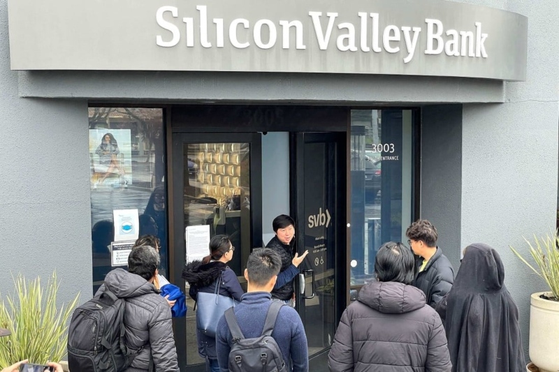 Khách hàng đồng loạt rút tiền tại Silicon Valley Bank 