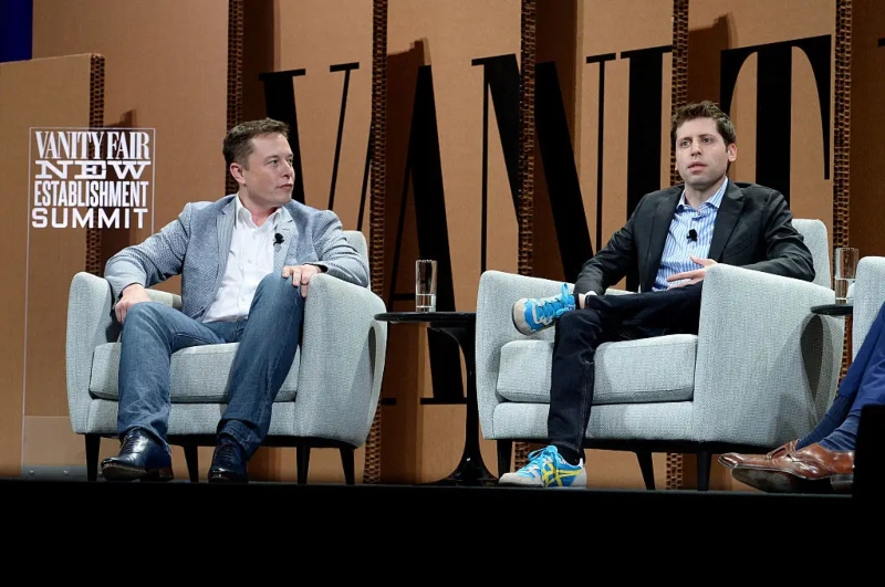 Elon Musk và Sam Altman phát biểu trên sân khấu trong Hội nghị thượng đỉnh thành lập Vanity Fair mới vào ngày 6 tháng 10 năm 2015 tại San Francisco, California.