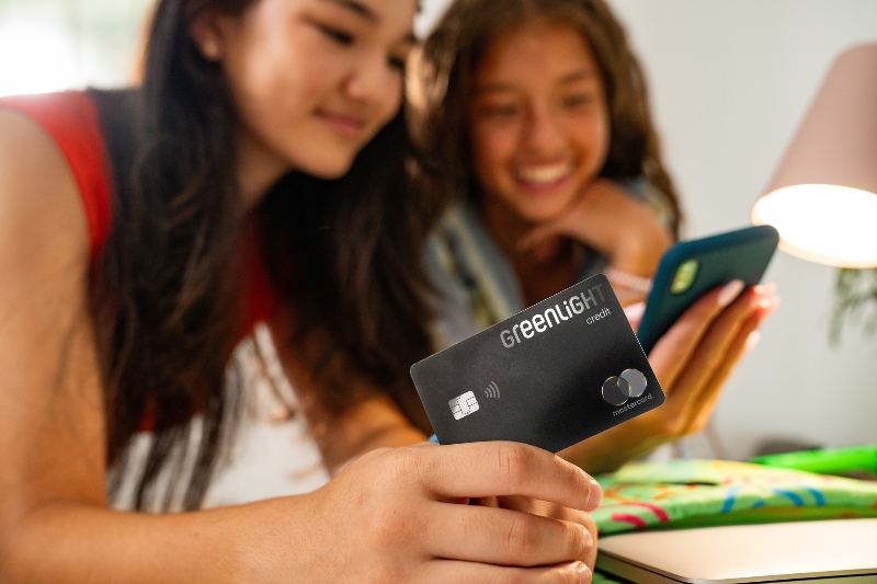 Thanh thiếu niên sử dụng thẻ tín dụng