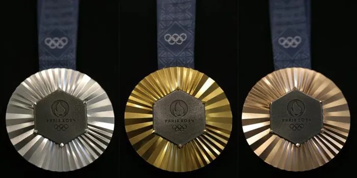 Huy chương vàng Olympic Paris 2024 nặng 529 gram, hơn 95,4% được làm bằng bạc (505 gram), chỉ có 6 gram vàng nguyên chất dùng để làm lớp mạ ngoài cho huy chương, còn lại là sắt.